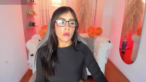Natalia Leon online show from 13, 10, 2025