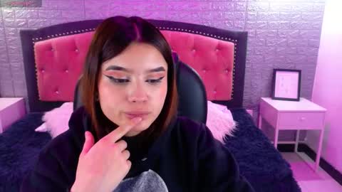 Snapshot of natalie_loffreda chatting on 10, 9, 2025 natalie online show from 10, 9, 2025