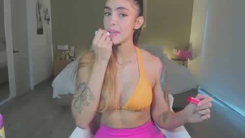 Snapshot of nataly_05 chatting on 14, 11, 2025 anatalybee online show from 14, 11, 2025