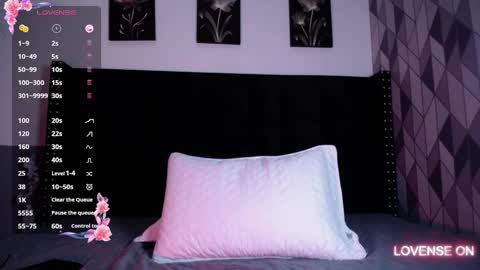 Gwen  online show from 6, 3, 2025