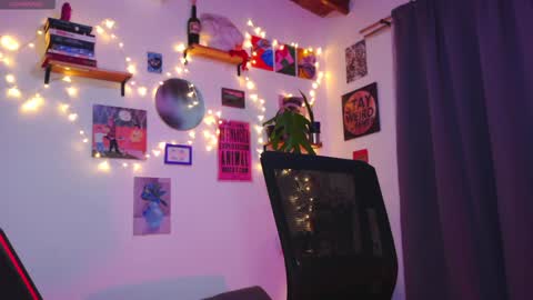 Snapshot of naughty_em_17 chatting on 4, 1, 2025 Em  please help me reach 100 thumbs up 3 online show from 4, 1, 2025