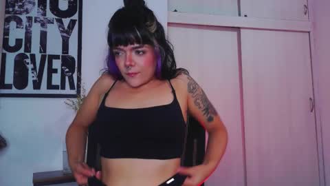 Snapshot of naughty_em_17 chatting on 27, 9, 2025 Em  please help me reach 100 thumbs up 3 online show from 27, 9, 2025