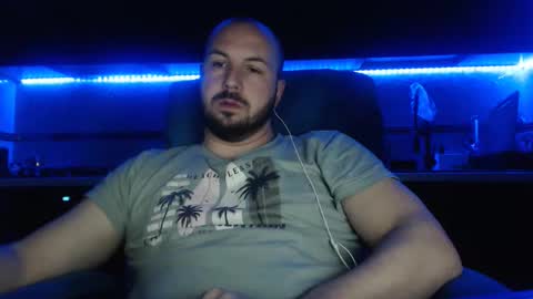 Julian online show from 8, 4, 2026