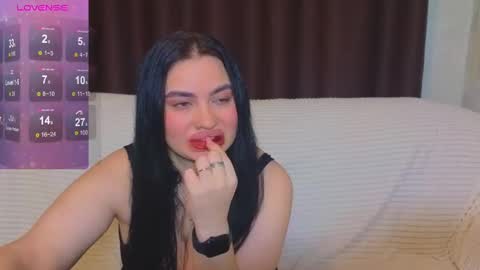 Snapshot of nikki_kardashian chatting on 3, 2, 2025 Nikki Kardashian online show from 3, 2, 2025