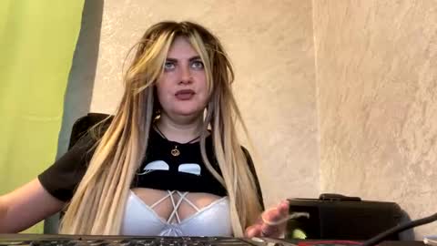 Snapshot of niko_peach chatting on 12, 12, 2024 Nika online show from 12, 12, 2024