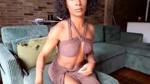 NIVIA WOLFE online show from 7, 5, 2026