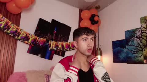 Snapshot of noah_xitruxx chatting on 13, 10, 2025 Noah online show from 13, 10, 2025