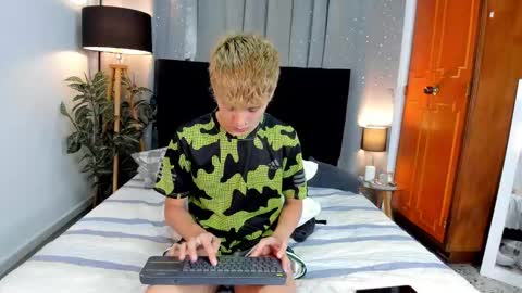 Snapshot of novaybrian chatting on 14, 2, 2025 NovayBrian online show from 14, 2, 2025