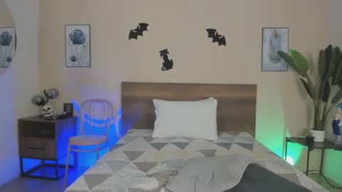 Snapshot of novaybrian chatting on 12, 10, 2025 NovayBrian online show from 12, 10, 2025