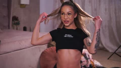 nyrobinova online show from 30, 1, 2025