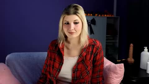 Snapshot of olisunny5 chatting on 2, 11, 2025 OliSunny Olivia online show from 2, 11, 2025