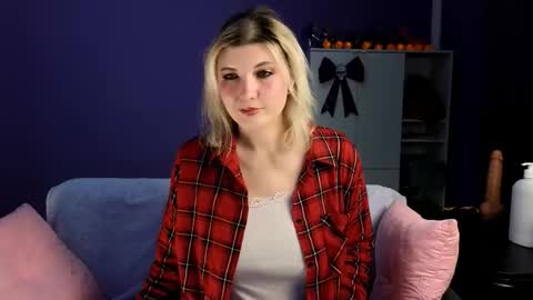 Snapshot of olisunny5 chatting on 3, 11, 2025 OliSunny Olivia online show from 3, 11, 2025