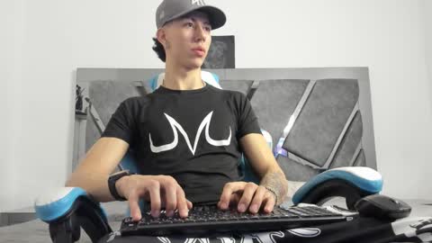 oliverthompson_01 online show from 17, 12, 2024