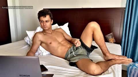 Snapshot of orlando__bloom chatting on 14, 10, 2025 Fansly and Instagram -  online show from 14, 10, 2025