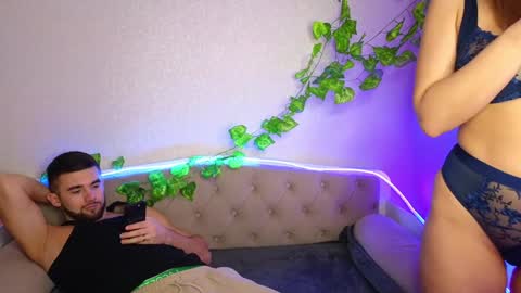 Snapshot of paradisepleasure_ chatting on 20, 1, 2025 Allie  Alex Thumbs up if you like us online show from 20, 1, 2025