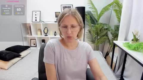 Snapshot of paris_cherry chatting on 22, 9, 2025 Paris online show from 22, 9, 2025