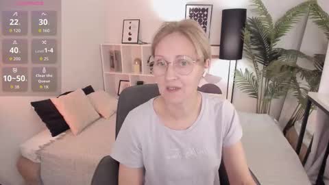 Snapshot of paris_cherry chatting on 12, 10, 2025 Paris online show from 12, 10, 2025