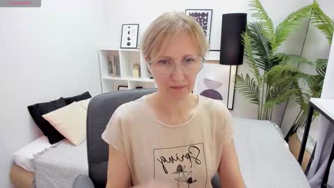 Snapshot of paris_cherry chatting on 13, 10, 2025 Paris online show from 13, 10, 2025