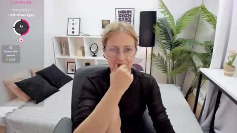 Snapshot of paris_cherry chatting on 14, 10, 2025 Paris online show from 14, 10, 2025