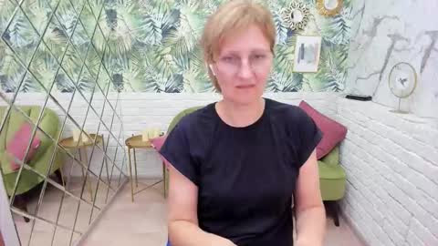 Snapshot of paris_cherry chatting on 4, 11, 2025 Paris online show from 4, 11, 2025