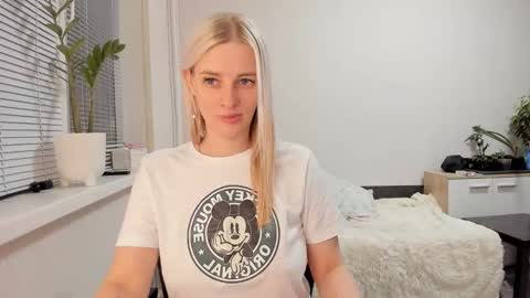 Snapshot of paris_hilt_on chatting on 28, 2, 2025 Sasha online show from 28, 2, 2025