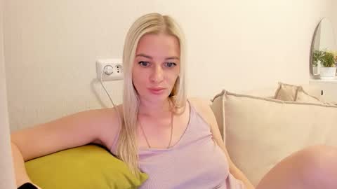 Snapshot of paris_hilt_on chatting on 5, 10, 2025 Sasha online show from 5, 10, 2025