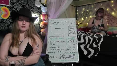 ArtsyHeartsyy online show from 2, 1, 2025
