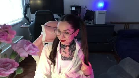 petal_dust_ online show from 8, 4, 2026