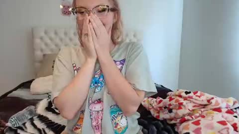Snapshot of petite_cupcake chatting on 17, 7, 2026 Little cupcake online show from 17, 7, 2026