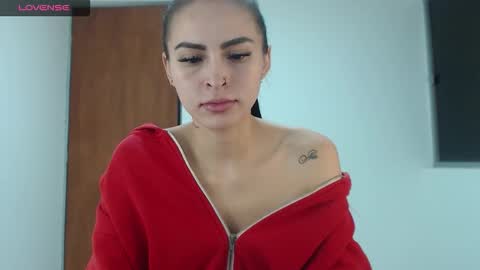 Snapshot of petite_linda chatting on 23, 12, 2025 Linda online show from 23, 12, 2025