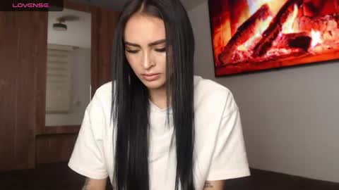 Snapshot of petite_linda chatting on 1, 5, 2026 Linda online show from 1, 5, 2026