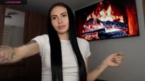 Snapshot of petite_linda chatting on 4, 5, 2026 Linda online show from 4, 5, 2026