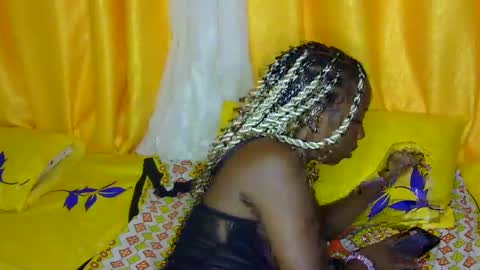 Snapshot of petite_tanya chatting on 5, 1, 2025 Tanya online show from 5, 1, 2025