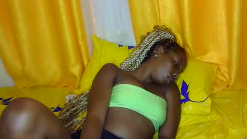 Snapshot of petite_tanya chatting on 6, 1, 2025 Tanya online show from 6, 1, 2025