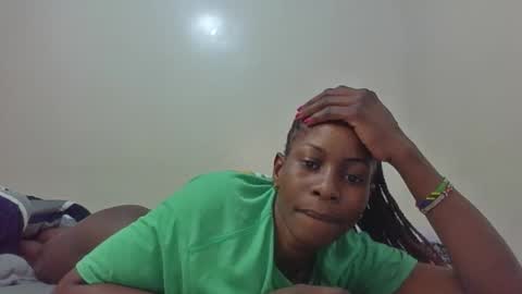 Snapshot of petitegirly12 chatting on 25, 10, 2025 petitegirly12 online show from 25, 10, 2025