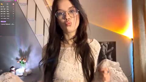 Snapshot of phylliskennedy chatting on 17, 6, 2026 Mia online show from 17, 6, 2026