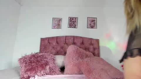 Snapshot of pink_rose5 chatting on 8, 11, 2025 pink_rose5 online show from 8, 11, 2025