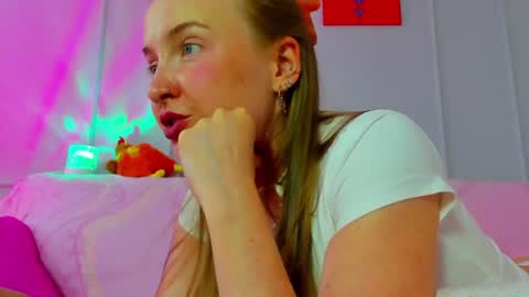 Snapshot of pinkk_lemonade chatting on 5, 7, 2026 Mila online show from 5, 7, 2026