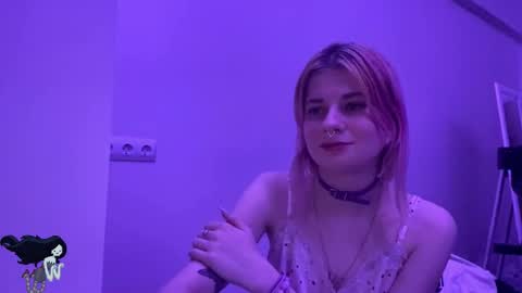 Snapshot of pinkvampire chatting on 31, 10, 2025 Sara online show from 31, 10, 2025