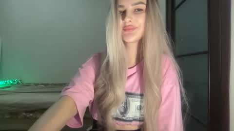 Snapshot of playfuldoll18 chatting on 17, 10, 2025 Mia online show from 17, 10, 2025