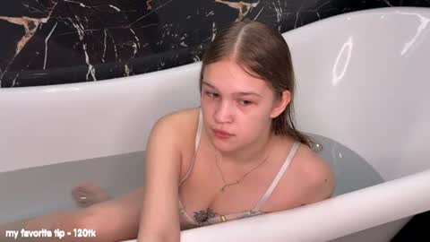Snapshot of playfulmelly chatting on 18, 7, 2026 Melly online show from 18, 7, 2026