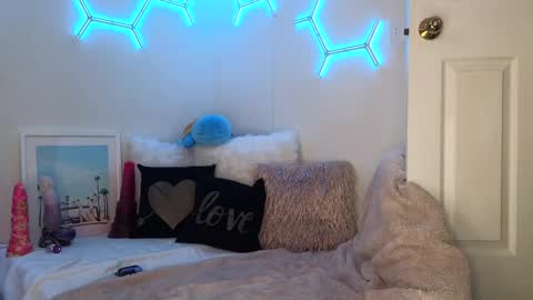 Snapshot of playtimewithv chatting on 7, 3, 2025 Horny Housewife V Husband online show from 7, 3, 2025