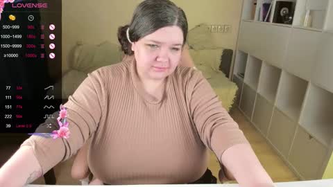 Snapshot of plum_pie__ chatting on 12, 11, 2025 Alice online show from 12, 11, 2025