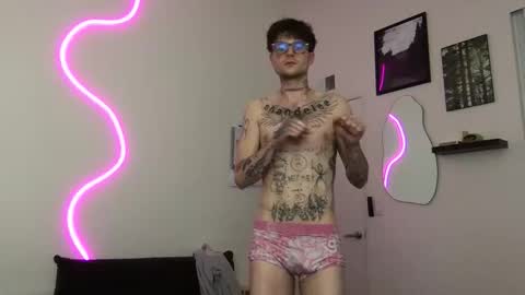 Snapshot of prettyboyszn chatting on 15, 12, 2025 pretty boy online show from 15, 12, 2025