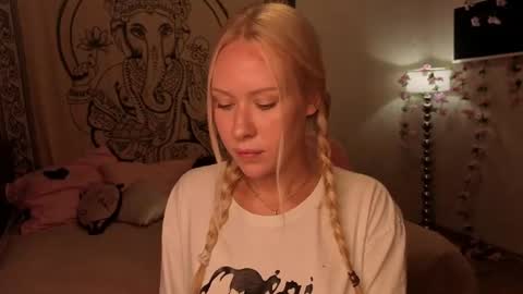 Snapshot of pureeangel chatting on 4, 8, 2026 Megan online show from 4, 8, 2026