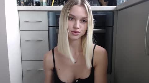 Snapshot of qeeensgambit chatting on 27, 1, 2025 Milana online show from 27, 1, 2025