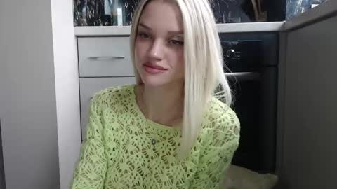 Snapshot of qeeensgambit chatting on 5, 2, 2025 Milana online show from 5, 2, 2025