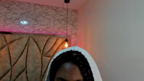 Snapshot of queen_perla_ chatting on 20, 1, 2025 online show from 20, 1, 2025