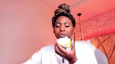 Snapshot of queen_perla_ chatting on 19, 2, 2025 online show from 19, 2, 2025