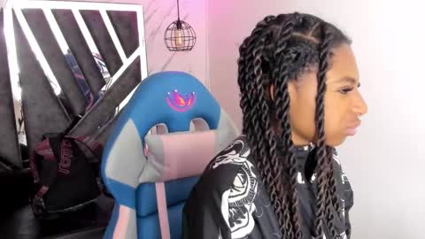 Snapshot of queen_perla_ chatting on 26, 10, 2025 online show from 26, 10, 2025